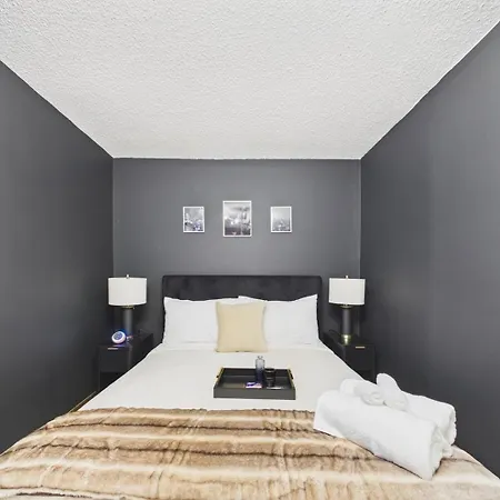 Luxury Wrigley Getaway 2br Parking Apartment