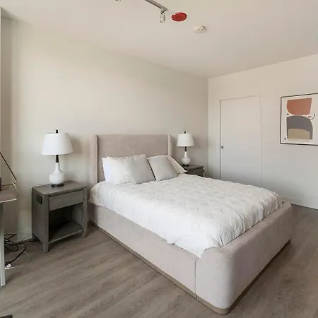 Landing Modern 2Bd Gym Pool Apartment