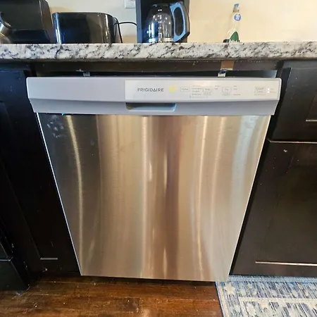 Apartment 2 Bedroom Unit In Uptown