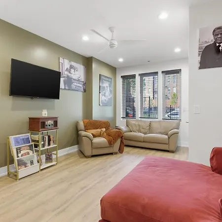 Black Gallery Solar 2br Woodlawn