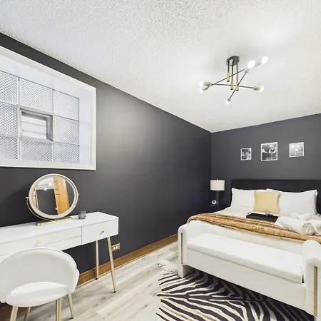Luxury Wrigley Getaway 2br Parking *