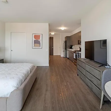 Landing Modern 2Bd Gym Pool Apartment