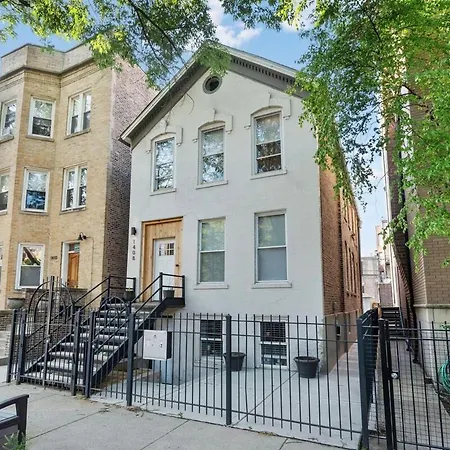 River West Retreat 2 Bedroom Garden Unit Apartment Chicago