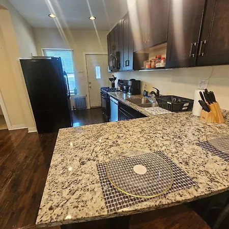 2 Bedroom Unit In Uptown Apartment *