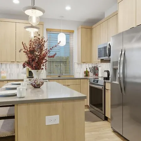 Black Gallery Solar 2br Woodlawn Apartment