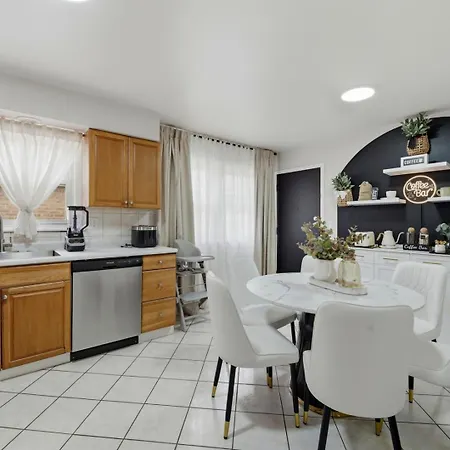 3br Near O'hare • Office • Coffee Bar • Sleeps 9 Apartment *