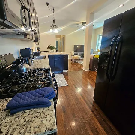 2 Bedroom Unit In Uptown *