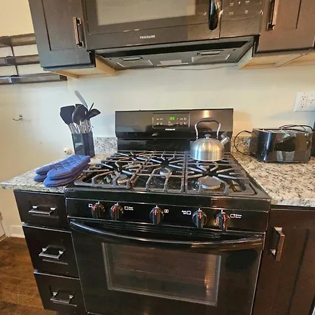 2 Bedroom Unit In Uptown Apartment *
