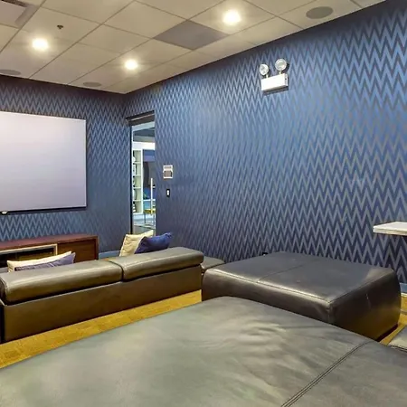 Landing Stylish 2bd Gym Rooftop Lounge