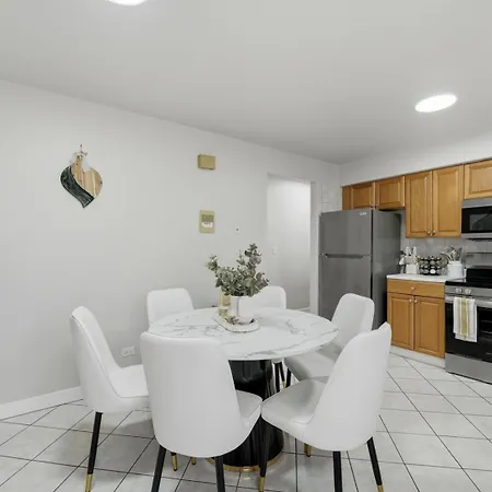 Apartment 3br Near O'hare • Office • Coffee Bar • Sleeps 9 *