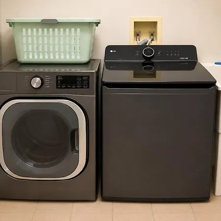 Mccormick Meetup - Prime Location - Sleeps 16 Apartment *