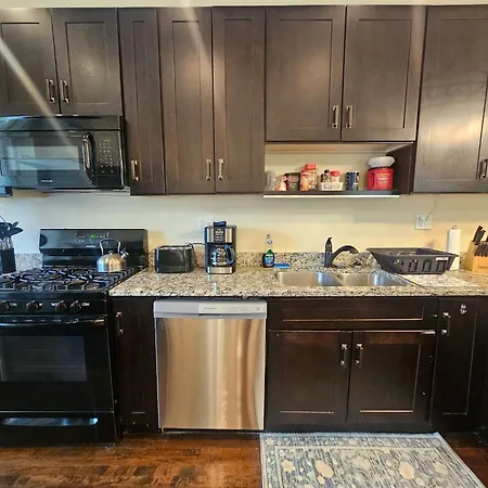 Apartment 2 Bedroom Unit In Uptown *