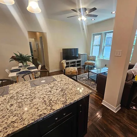 Apartment 2 Bedroom Unit In Uptown Chicago