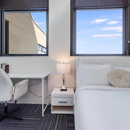 Downtown With Free In & Out Parking-2 Apartment *