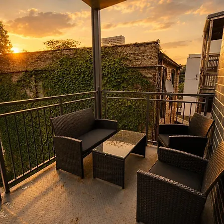 Spacious 4br West Loop Retreat With Optional Parking Apartment *