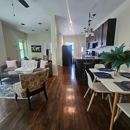 Apartment 2 Bedroom Unit In Uptown Chicago