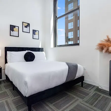 Apartment Downtown With Free In & Out Parking-2