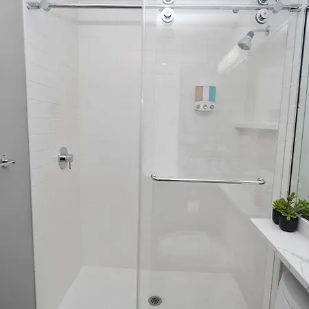 Apartment Spacious 4br West Loop Retreat With Optional Parking