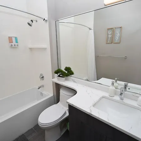 Spacious 4br West Loop Retreat With Optional Parking