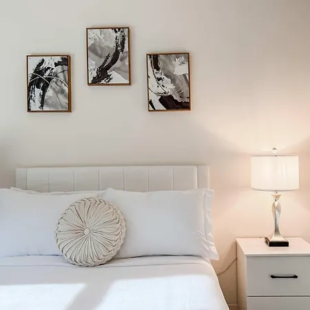 Downtown With Free In & Out Parking-2 Apartment