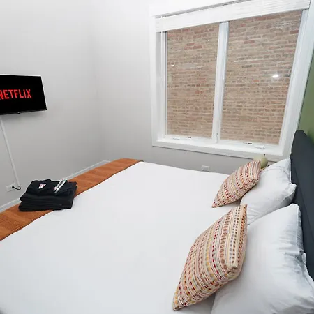 Apartment Spacious 4br West Loop Retreat With Optional Parking
