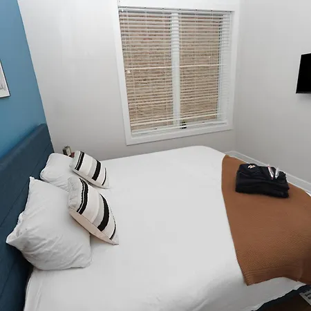 Spacious 4br West Loop Retreat With Optional Parking *