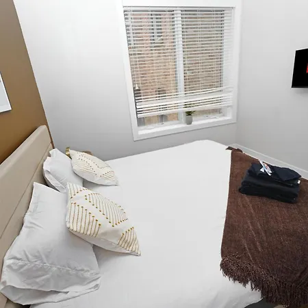 Spacious 4br West Loop Retreat With Optional Parking *