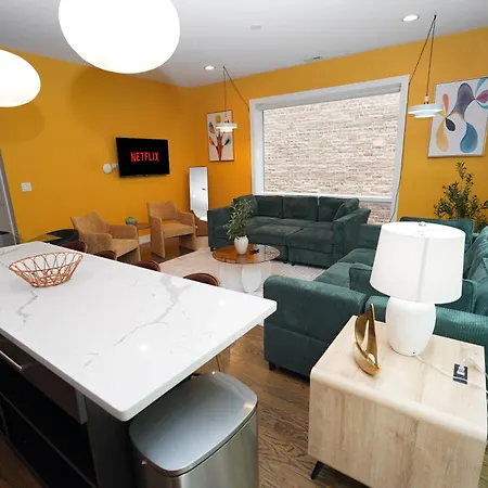 Spacious 4br West Loop Retreat With Optional Parking Apartment *