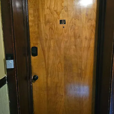 Apartment 2 Bedroom Unit In Uptown Chicago