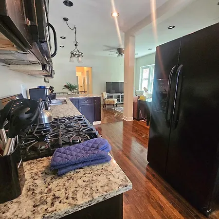 Apartment 2 Bedroom Unit In Uptown