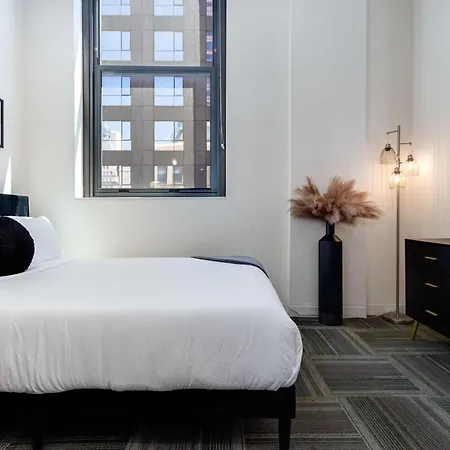Apartment Downtown With Free In & Out Parking-2 *