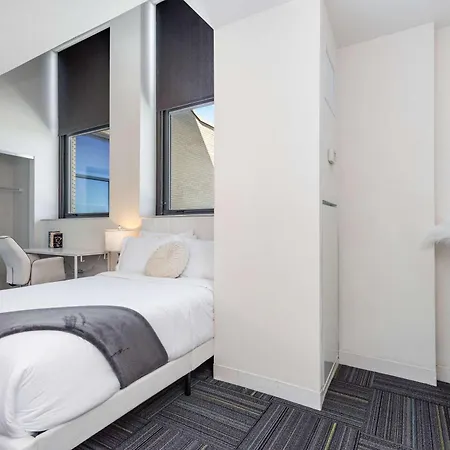 Downtown With Free In & Out Parking-2 Apartment