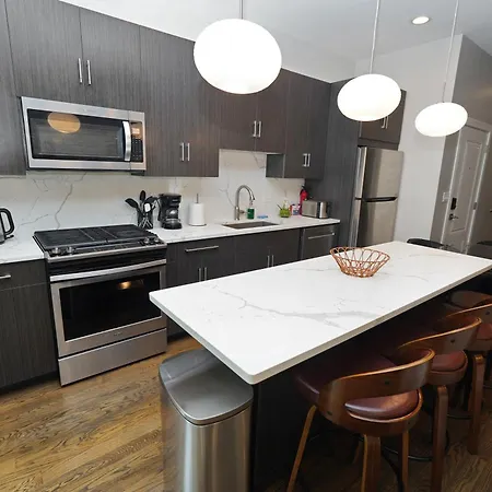 Apartment Spacious 4br West Loop Retreat With Optional Parking