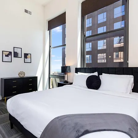 Downtown With Free In & Out Parking-2 *