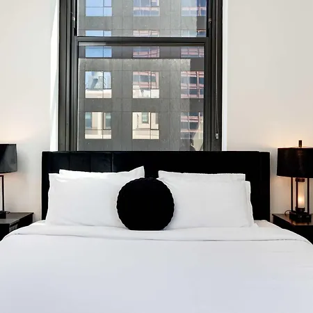 Downtown With Free In & Out Parking-2 Apartment *