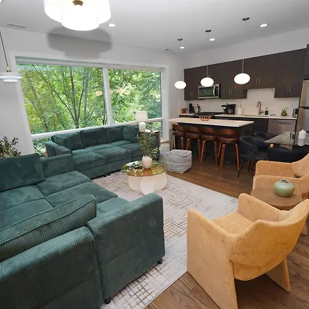 Spacious 4br West Loop Retreat With Optional Parking Apartment