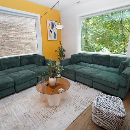 Apartment Spacious 4br West Loop Retreat With Optional Parking