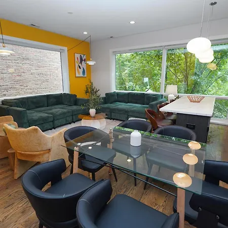 Apartment Spacious 4br West Loop Retreat With Optional Parking