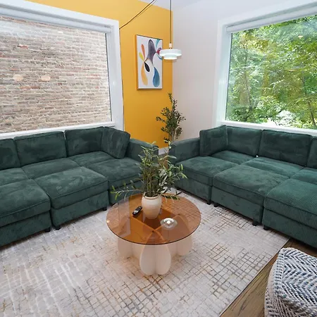 Apartment Spacious 4br West Loop Retreat With Optional Parking