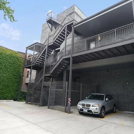 Spacious 4br West Loop Retreat With Optional Parking Apartment