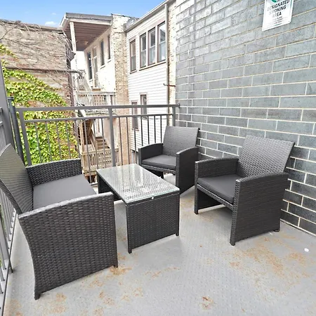 Spacious 4br West Loop Retreat With Optional Parking *