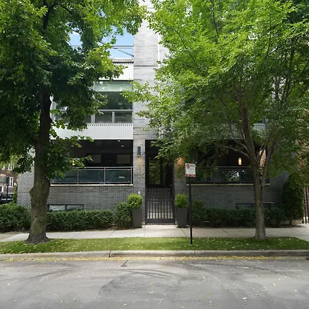 Spacious 4br West Loop Retreat With Optional Parking Apartment *