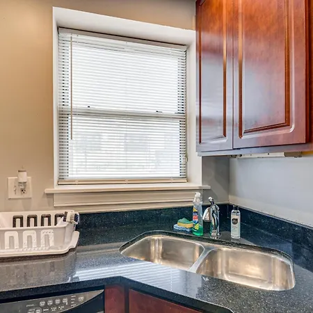 1 Mi To Washington Park: Spacious 1st-floor Condo! Holiday home Chicago