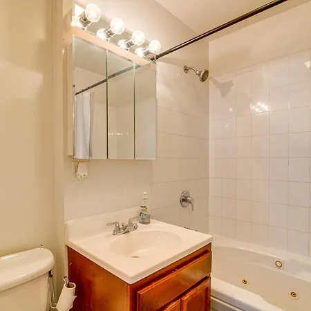 1 Mi To Washington Park: Spacious 1st-floor Condo! Holiday home *