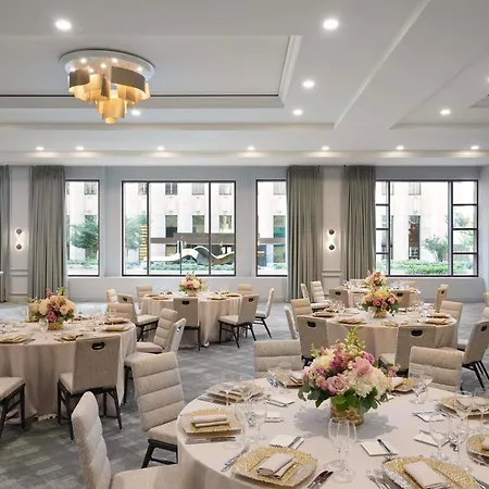 Fairmont Millennium Park 4*