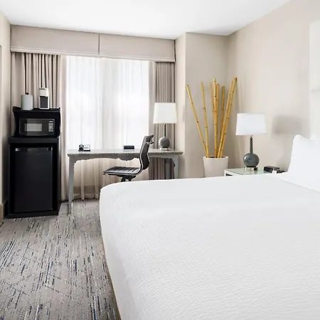Hotel Express - Magnificent Mile By Ihg 3*