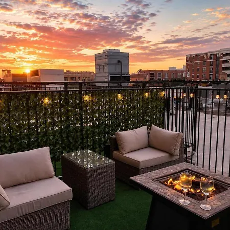 Skyline View Patio Suite: Mccormick Place 3br Retreat * Chicago