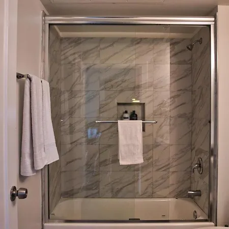Apartment Skyline View Patio Suite: Mccormick Place 3br Retreat