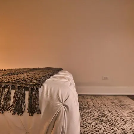 Skyline View Patio Suite: Mccormick Place 3br Retreat Apartment Chicago