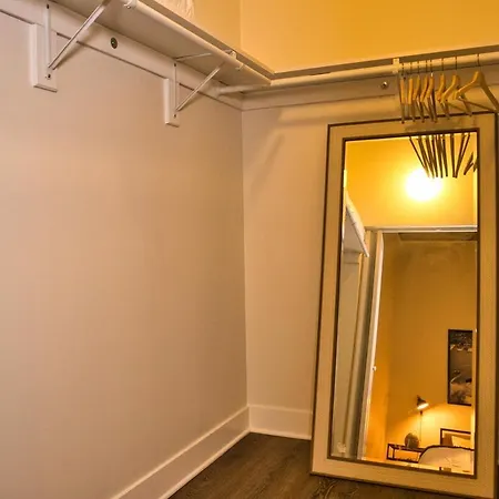 Apartment Skyline View Patio Suite: Mccormick Place 3br Retreat *